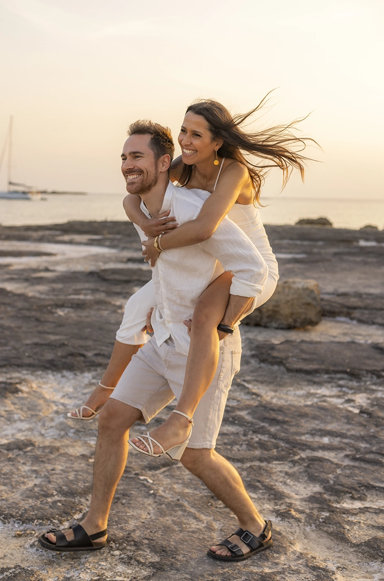 Sesión romántica de pareja en Mallorca hecha por la fotógrafa Inma del Valle a Anna y Pedro como preboda.