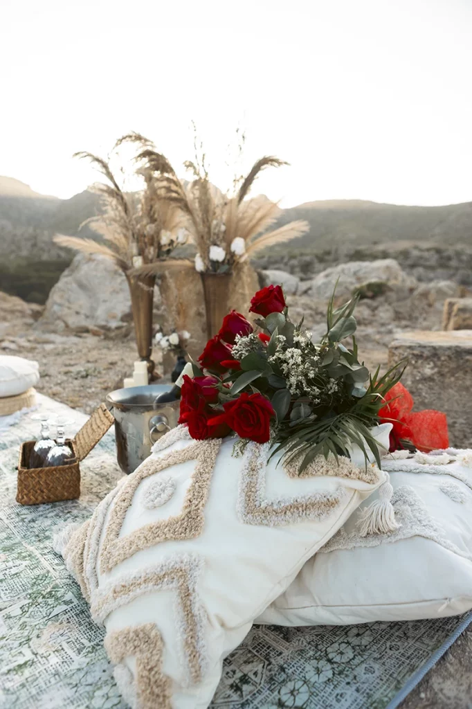 Surprises for wedding proposal in Mallorca. Romantic picnic decor with red roses.