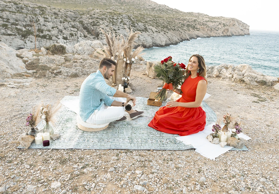Couple enjoying a romantic picnic after a surprise wedding proposal in Mallorca