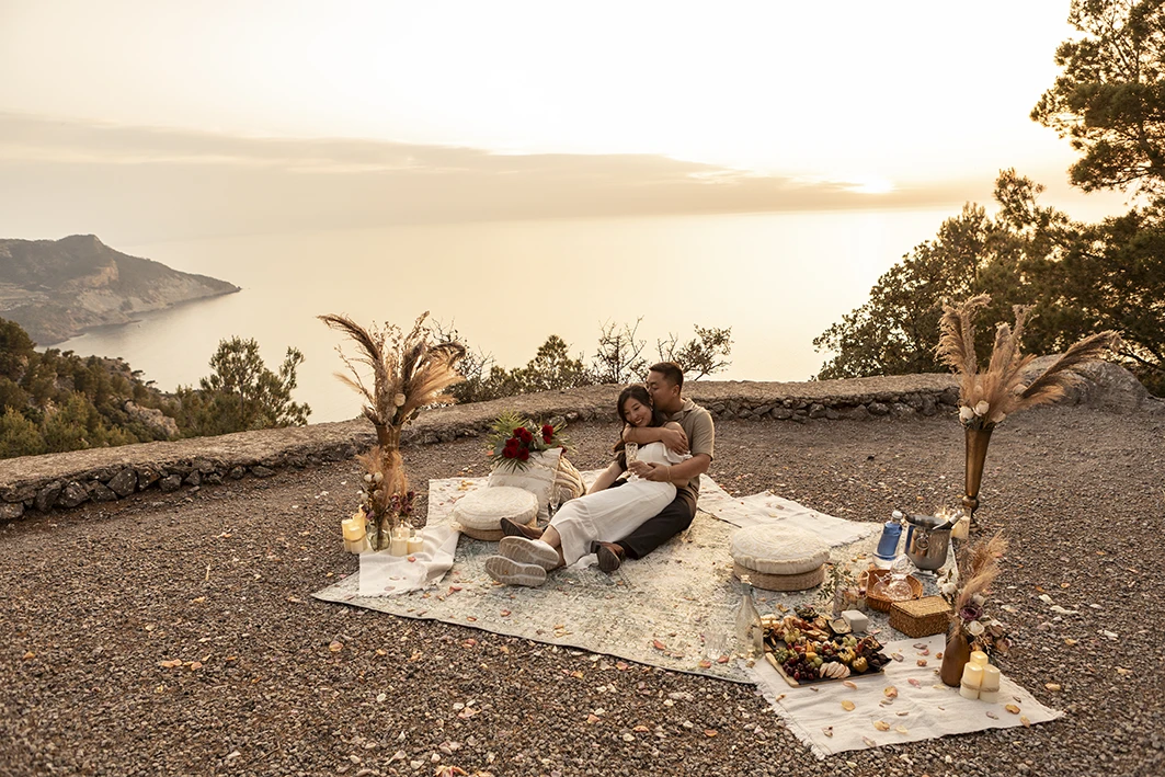 Romantic picnic setup after a wedding proposal in Mallorca.