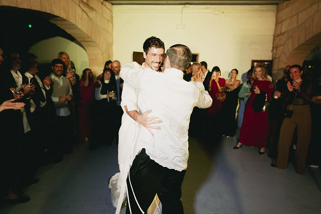 Pareja bailando durante la fiesta en la boda en finca Gordiola Mallorca.