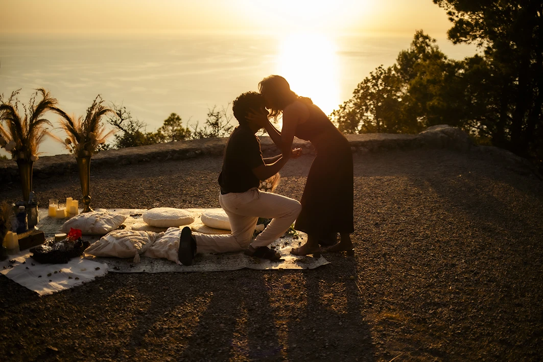 Marriage proposal in Mallorca with an emotional kiss at sunset, organised and photographed by Inma del Valle.