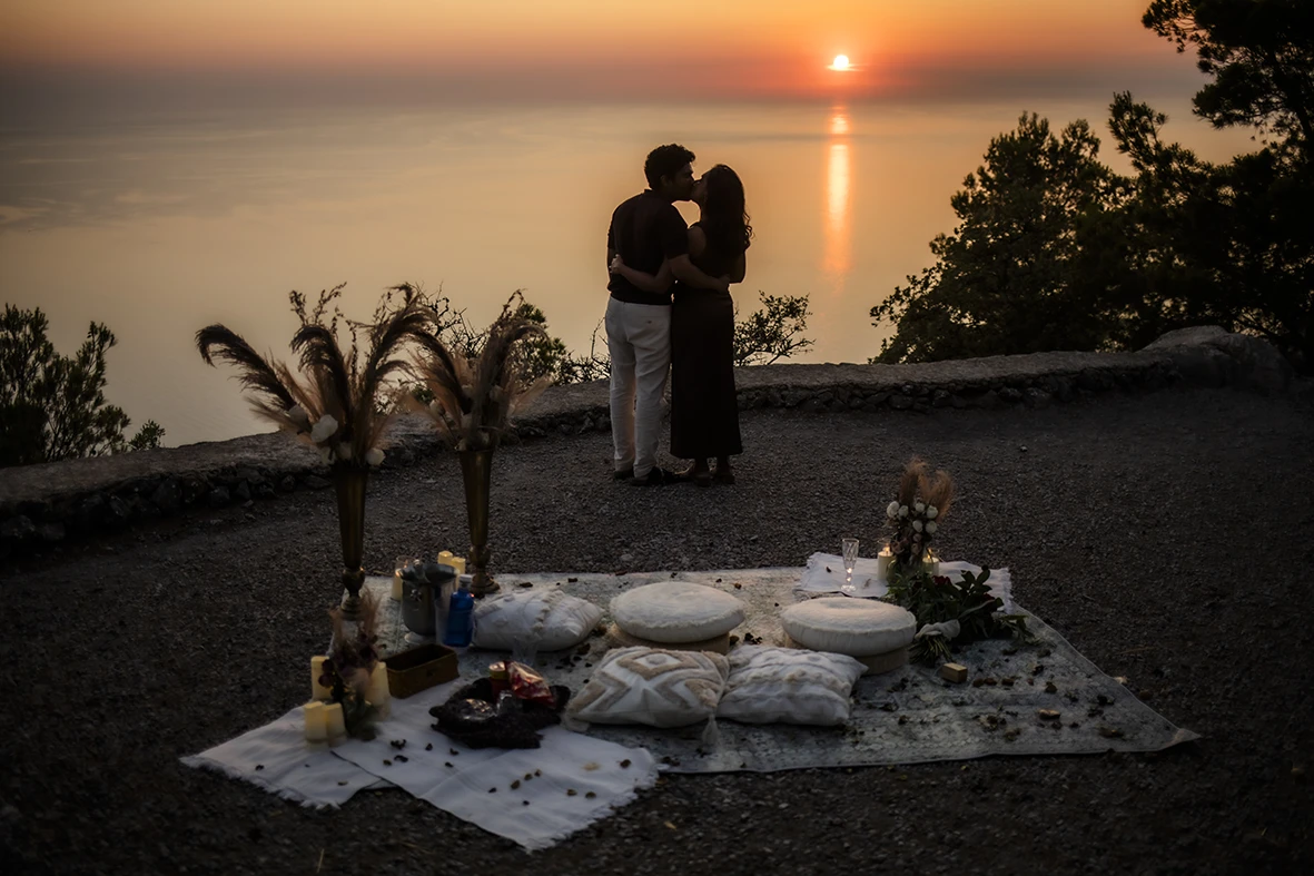 Marriage proposal at sunset in Mallorca with sea view, organised and photographed by Inma del Valle.