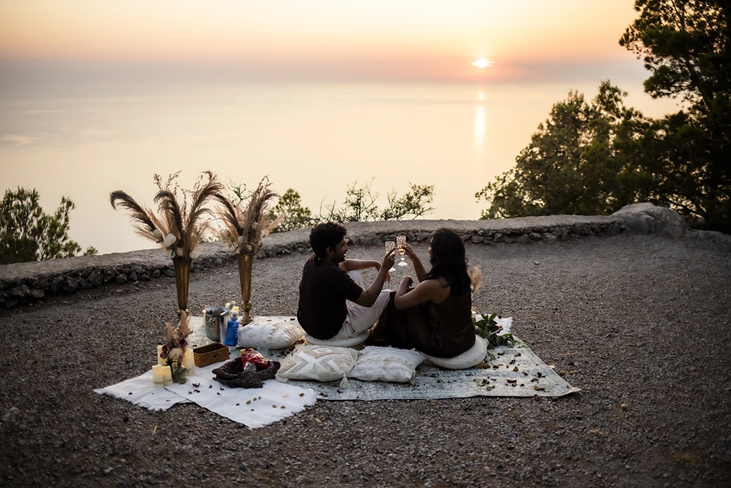 Marriage proposal in Mallorca at sunset with romantic toast, organised and photographed by Inma del Valle.