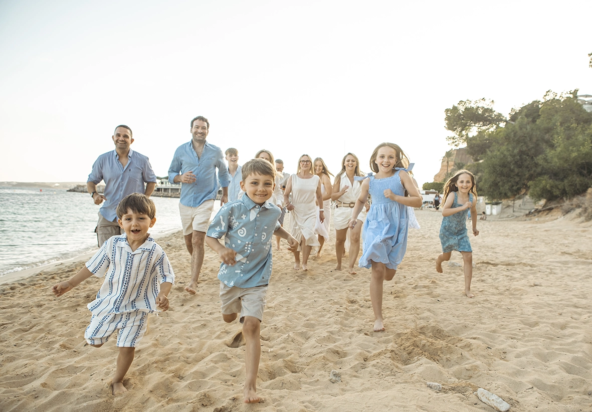 Niños corriendo hacia la cámara en una sesión con fotógrafo familiar en Mallorca. Foto de Inma del Valle.