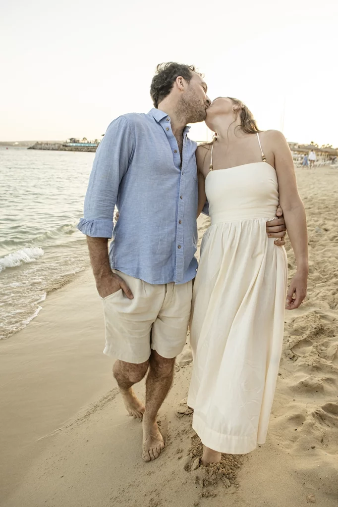 Pareja besándose junto al mar durante una sesión realizada por fotógrafo familiar en Mallorca, Inma del Valle.
