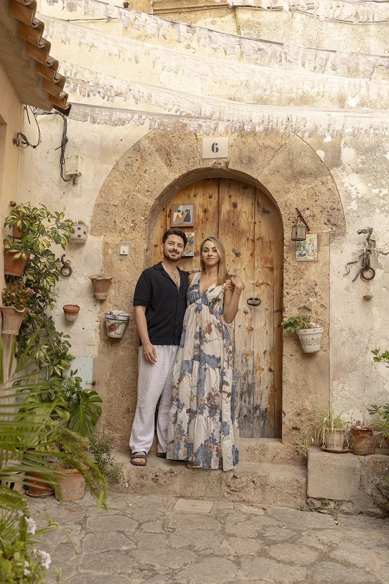 Happy couple posing after their proposal in Mallorca. Photo by Inma del Valle, photographer of marriage proposals in Mallorca.