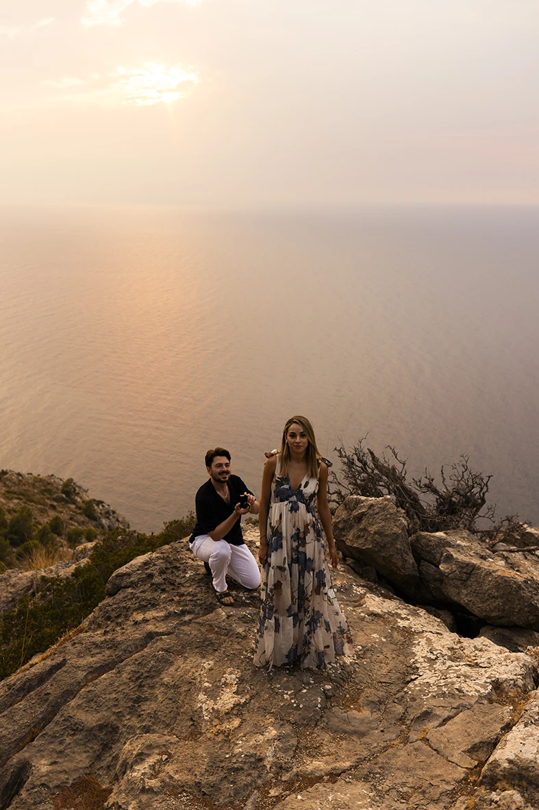 Marriage proposal in Mallorca by the sea at sunset. Photo by Inma del Valle, photographer of marriage proposals in Mallorca.