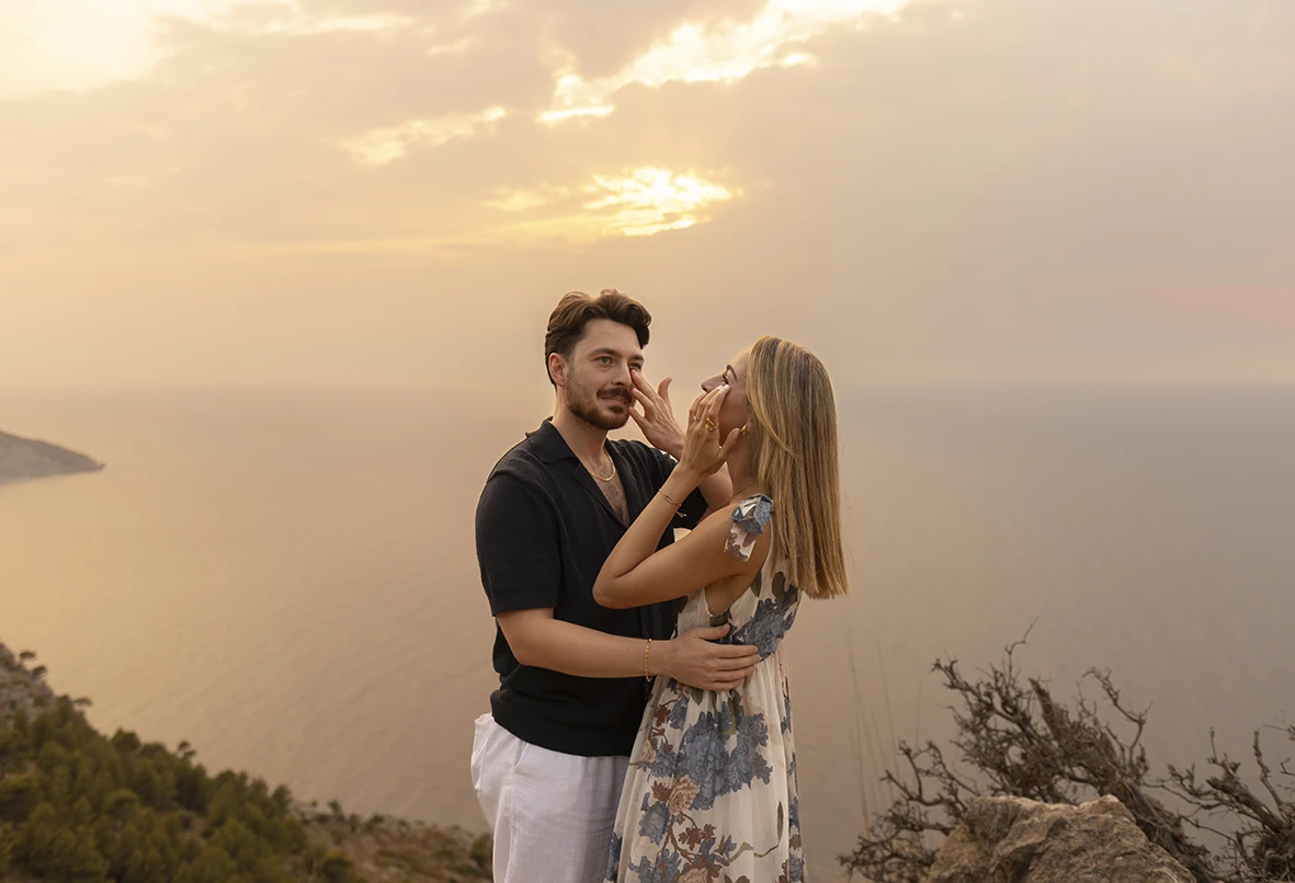 Emotional bride after the proposal in Mallorca, hugging her partner. Photo by Inma del Valle, photographer of marriage proposals in Mallorca.