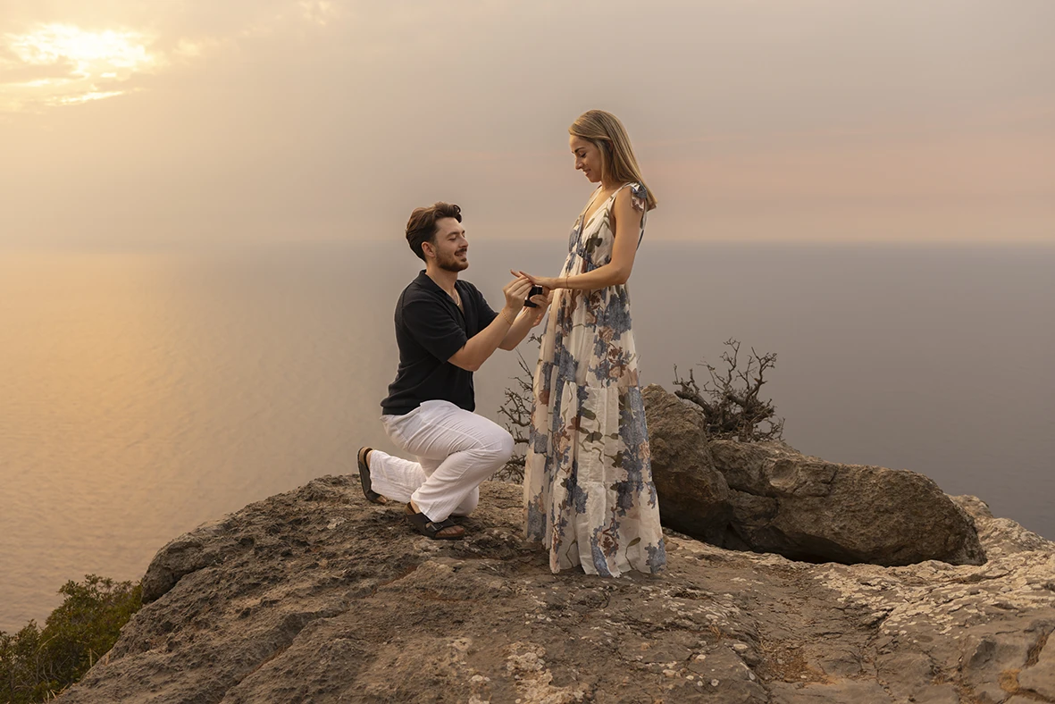 Ring exchange during a sunset proposal in Mallorca. Photo by Inma del Valle, photographer of marriage proposals in Mallorca.