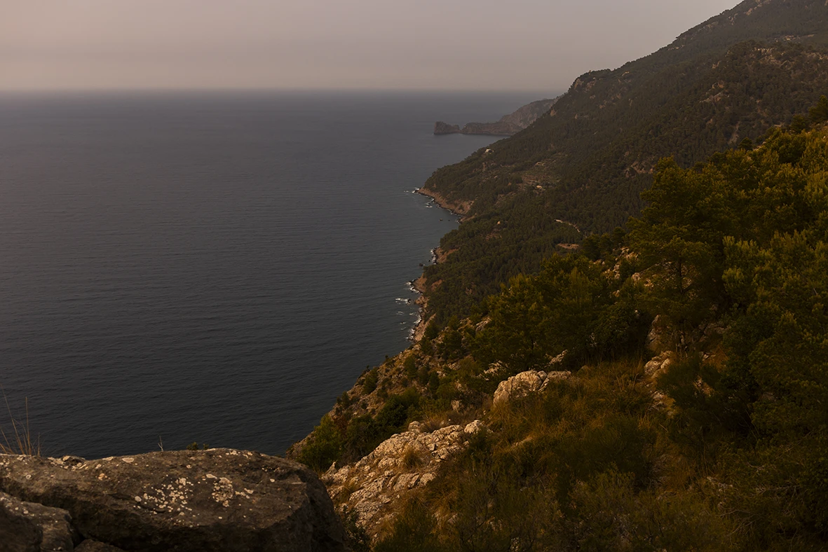 Sunset cliffs in Mallorca. Captured by Inma del Valle, photographer of marriage proposals in Mallorca.
