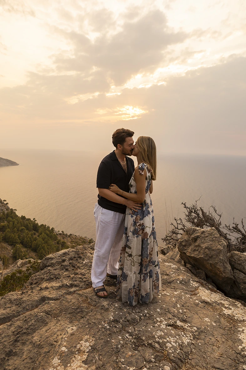 Kiss at sunset during a marriage proposal in Mallorca. Photographer: Inma del Valle.
