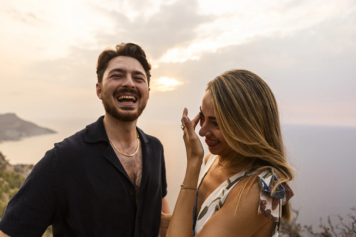 Emotional couple after a marriage proposal in Mallorca. Photographer: Inma del Valle.
