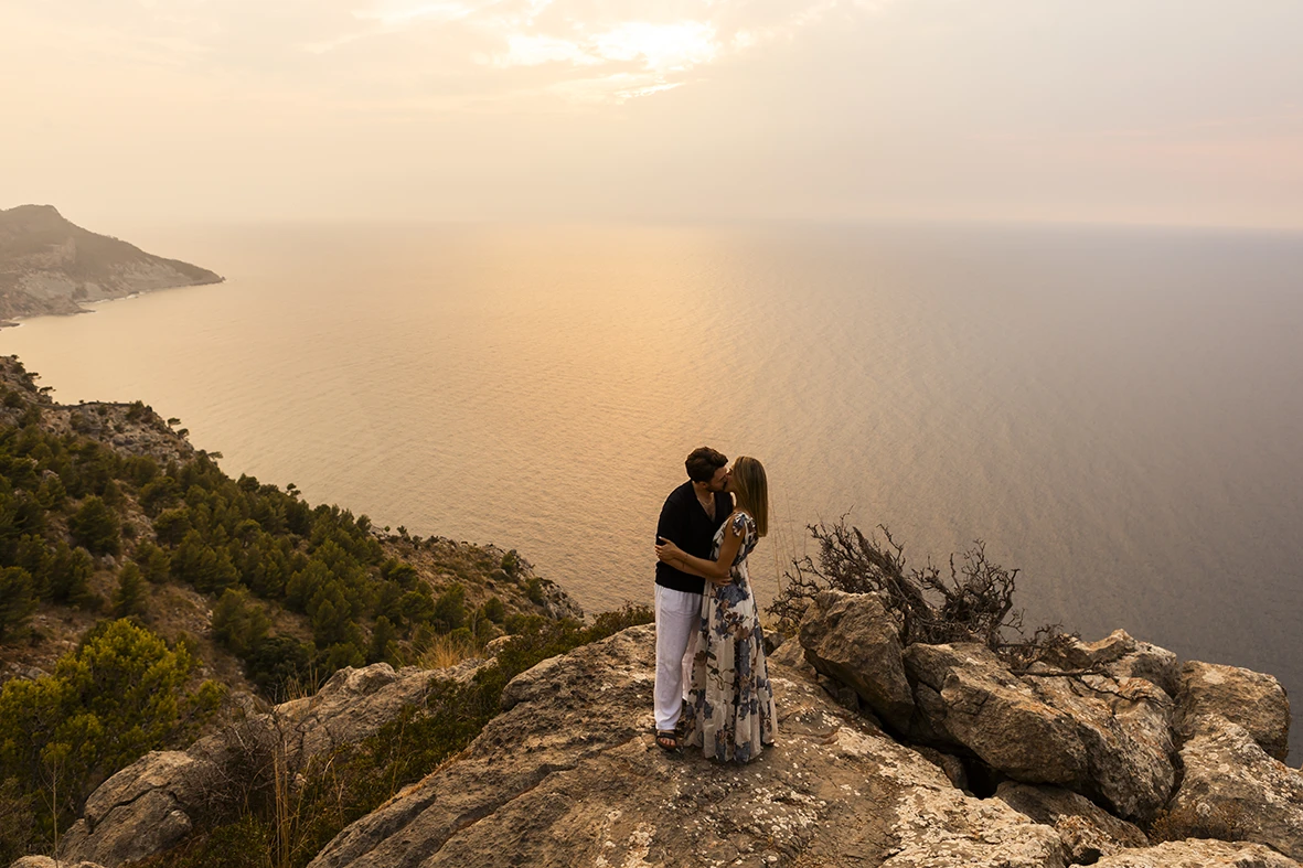 Romantic kiss after a proposal in Mallorca. Photographer: Inma del Valle.