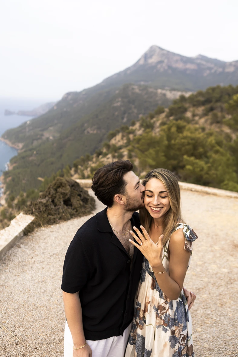 Mallorca proposal moment with kiss and engagement ring. Captured by Inma del Valle, photographer of proposals in Mallorca.
