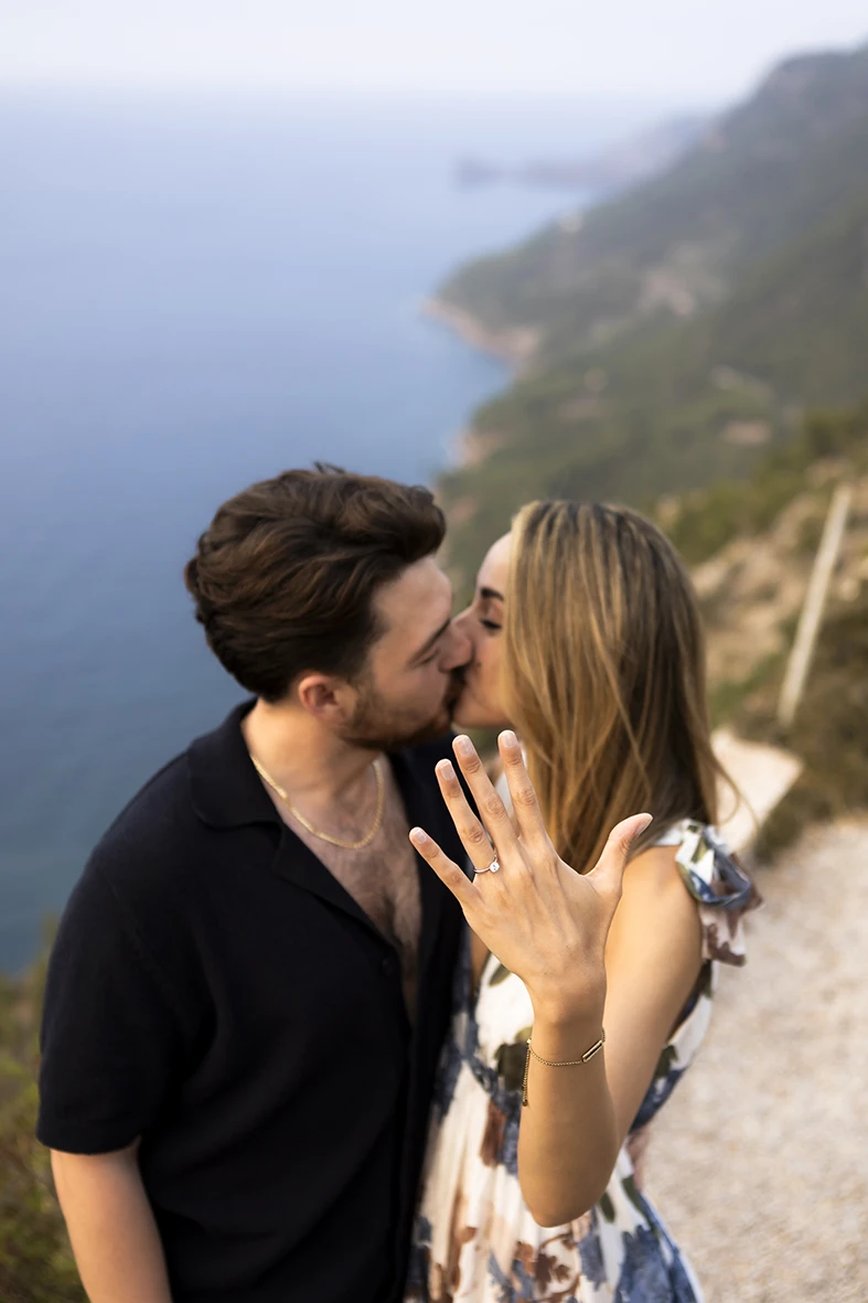 Romantic kiss after Mallorca proposal, with engagement ring front and center, captured by Inma del Valle.