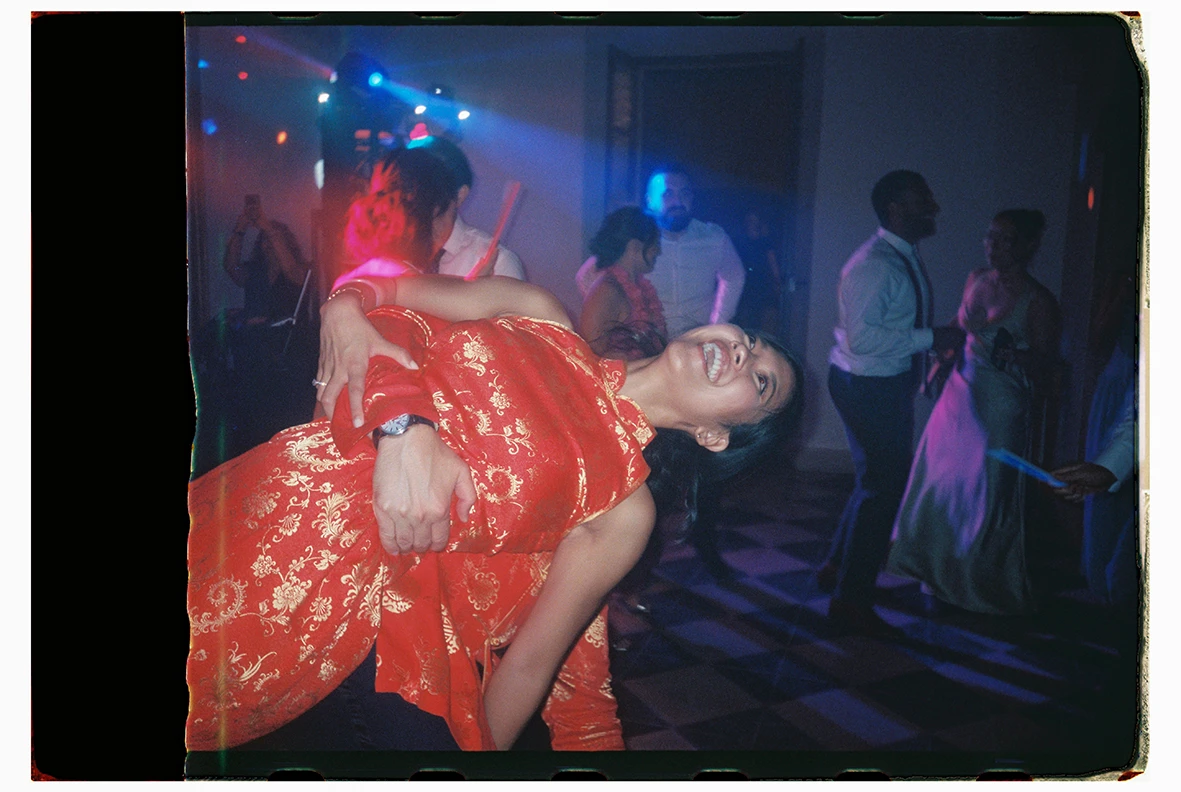 Novia bailando con un vestido de novia para la fiesta de estilo tradicional chino. Fotografía de Inma del Valle.