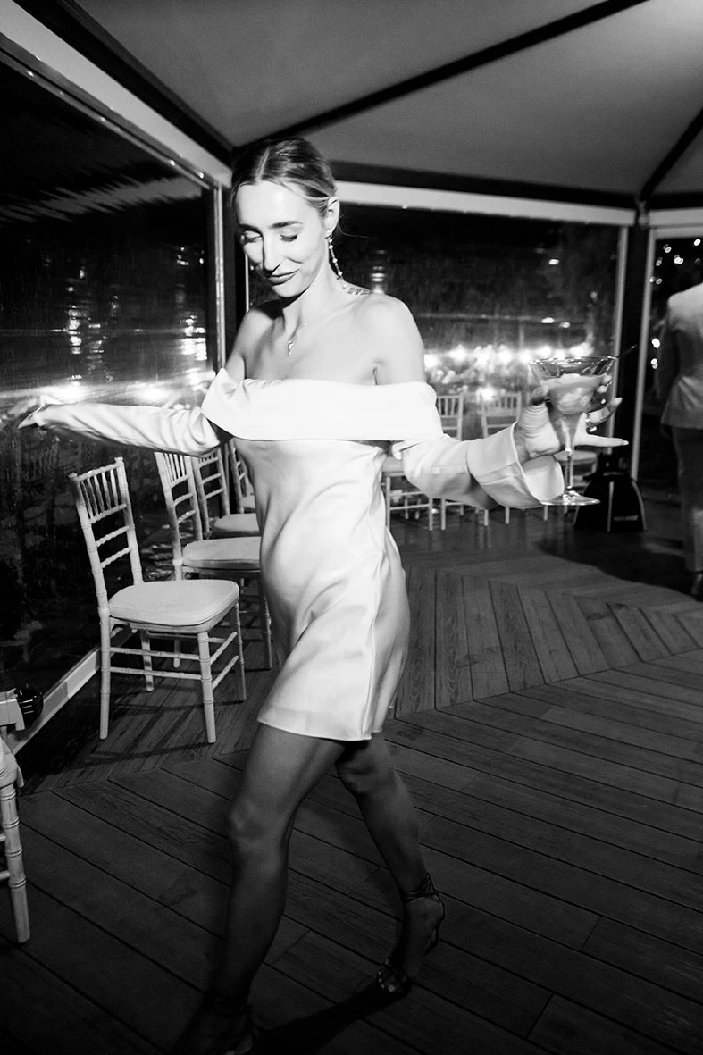 Novia bailando con un vestido de novia para la fiesta en una celebración nocturna. Fotografía de Inma del Valle.