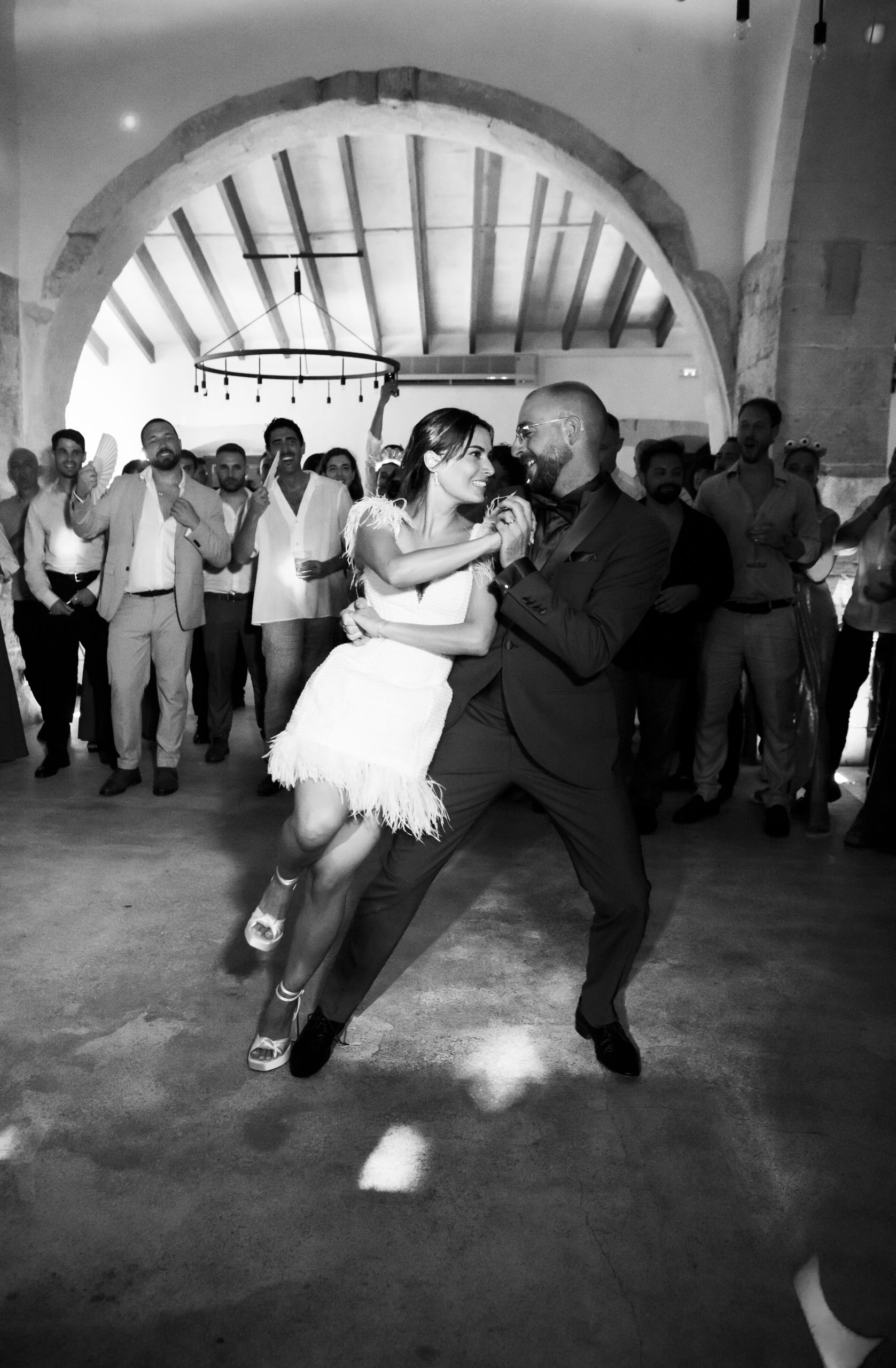 Pareja bailando su primer baile rodeados de invitados, parte de los estilos de boda 2026 en Mallorca.
