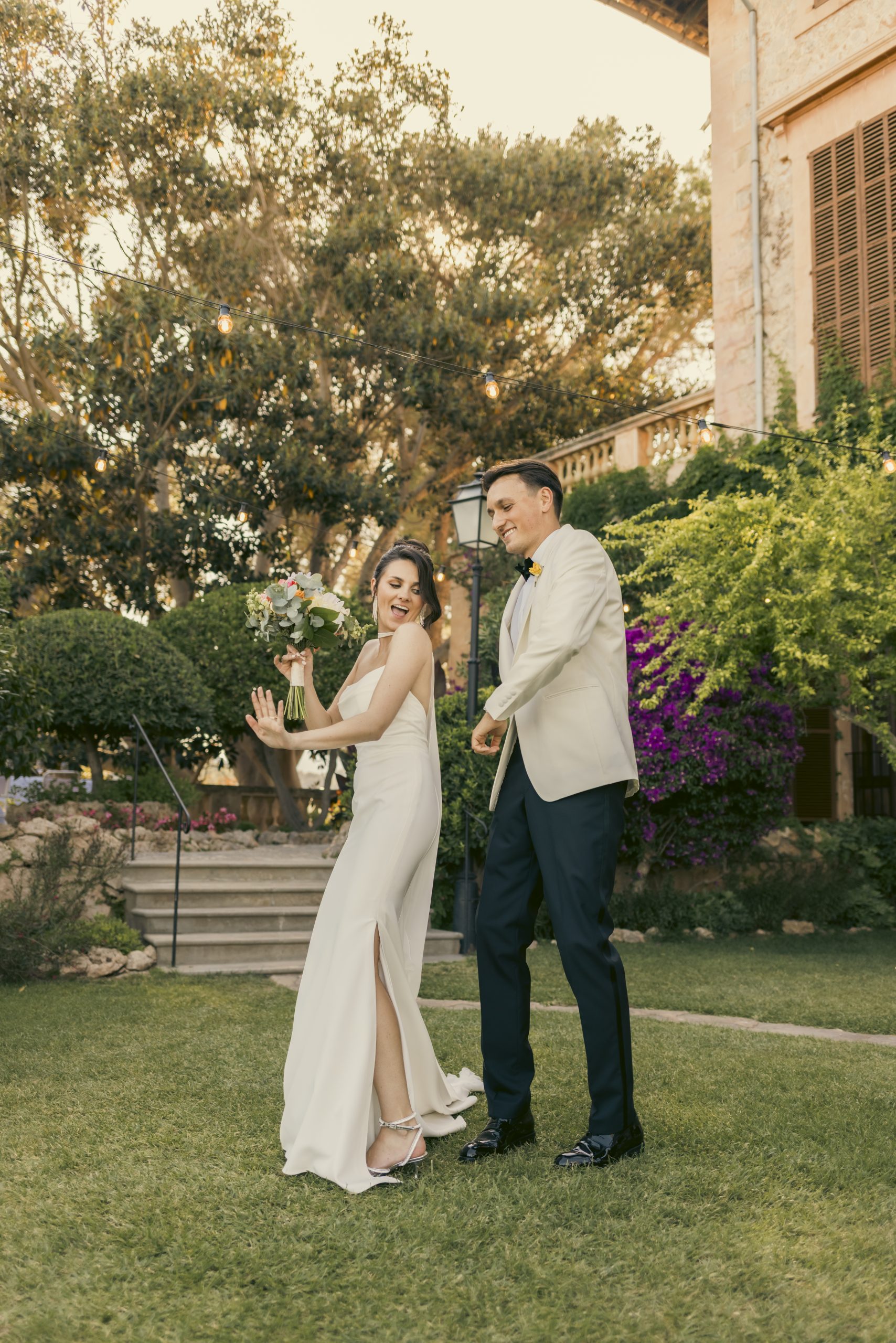 Novia y novio celebrando al aire libre con alegría, representando estilos de boda 2026 en Mallorca.