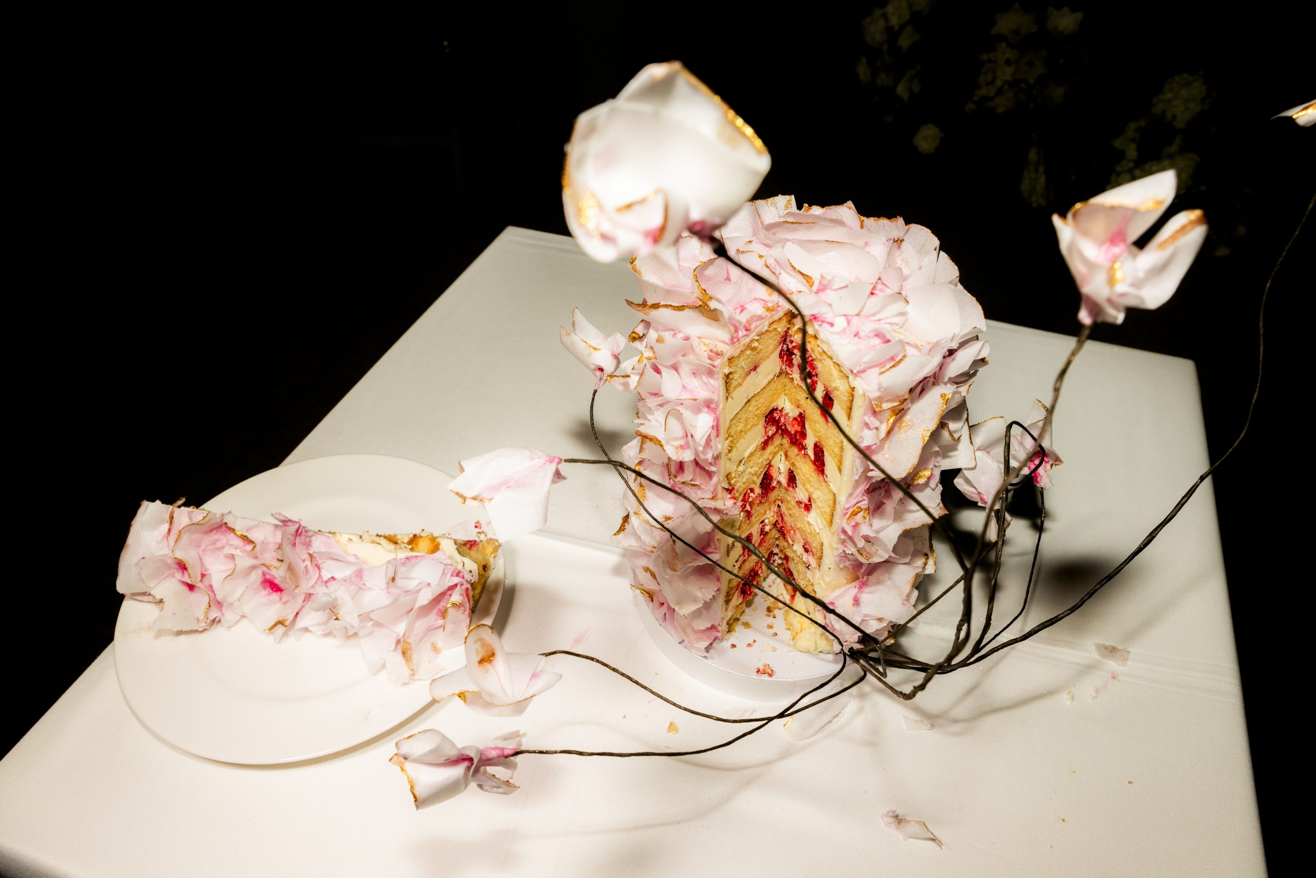 Tarta de boda decorada con flores, parte de los estilos de boda 2026 en Mallorca.