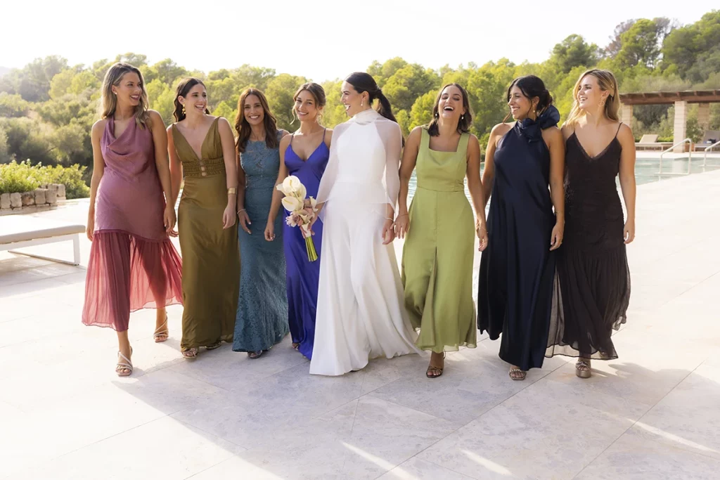 Novia caminando con sus damas de honor en fila – Wedding photographer in Mallorca – Inma del Valle –.