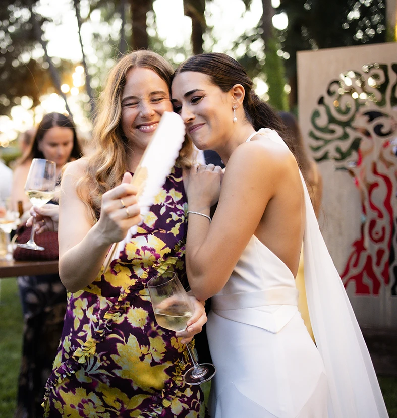 la novia con amigas en su boda fotógrafo de bodas en Mallorca – Inma del Valle –