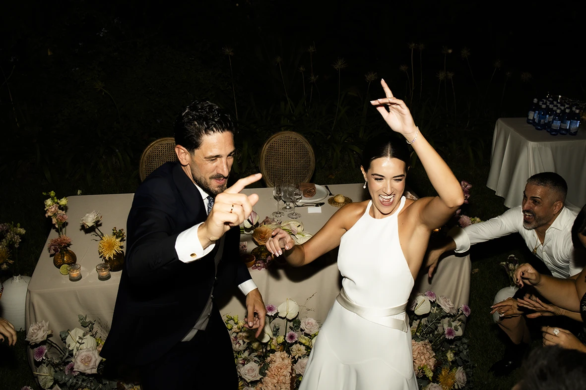 Baile delante de su mesa antes de la cena fotógrafo de bodas en Mallorca – Inma del Valle –