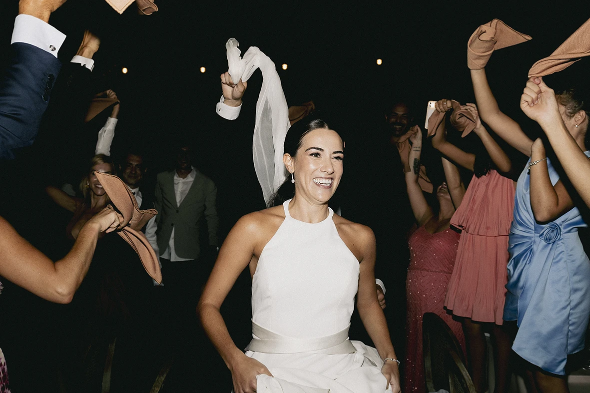 Servilletas al aire mientras entran al banquete fotógrafo de bodas en Mallorca – Inma del Valle –