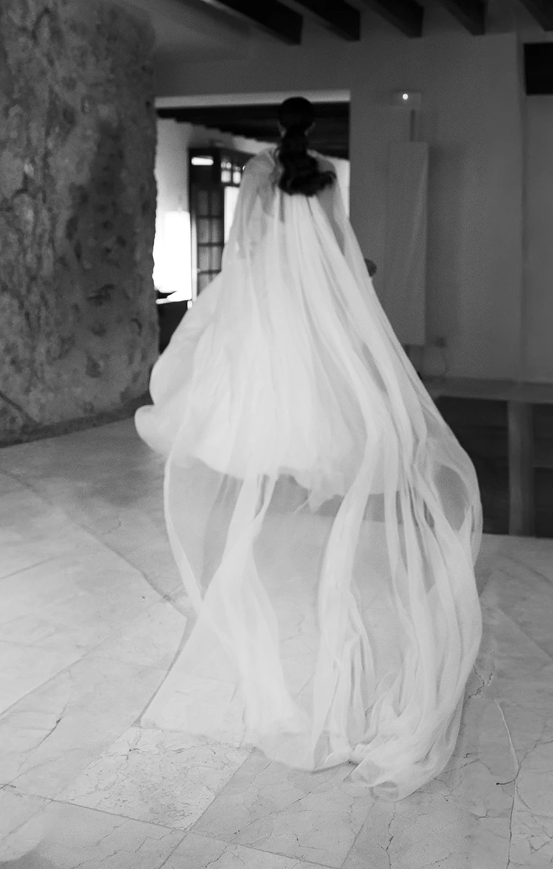 Novia caminando en interior con el velo al viento, imagen en blanco y negro – Wedding photographer in Mallorca – Inma del Valle -.