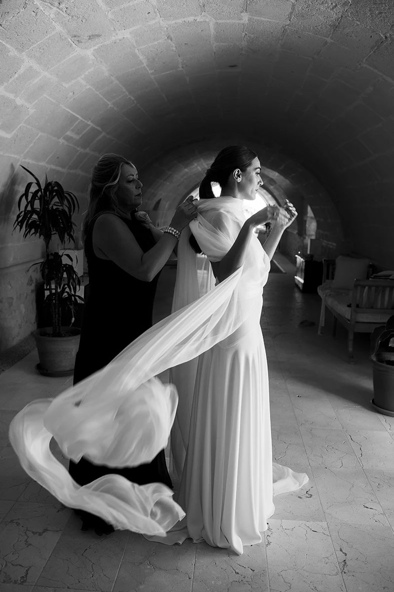 Últimos detalles del vestido de novia antes de la ceremonia – Wedding photographer in Mallorca – Inma del Valle -.