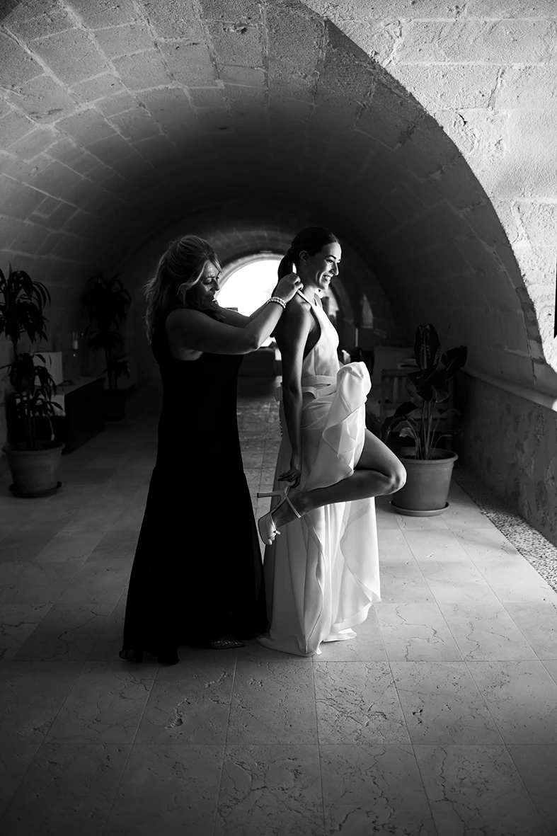 Madre ayudando a su hija a vestirse el día de su boda – Wedding photographer in Mallorca – Inma del Valle -.