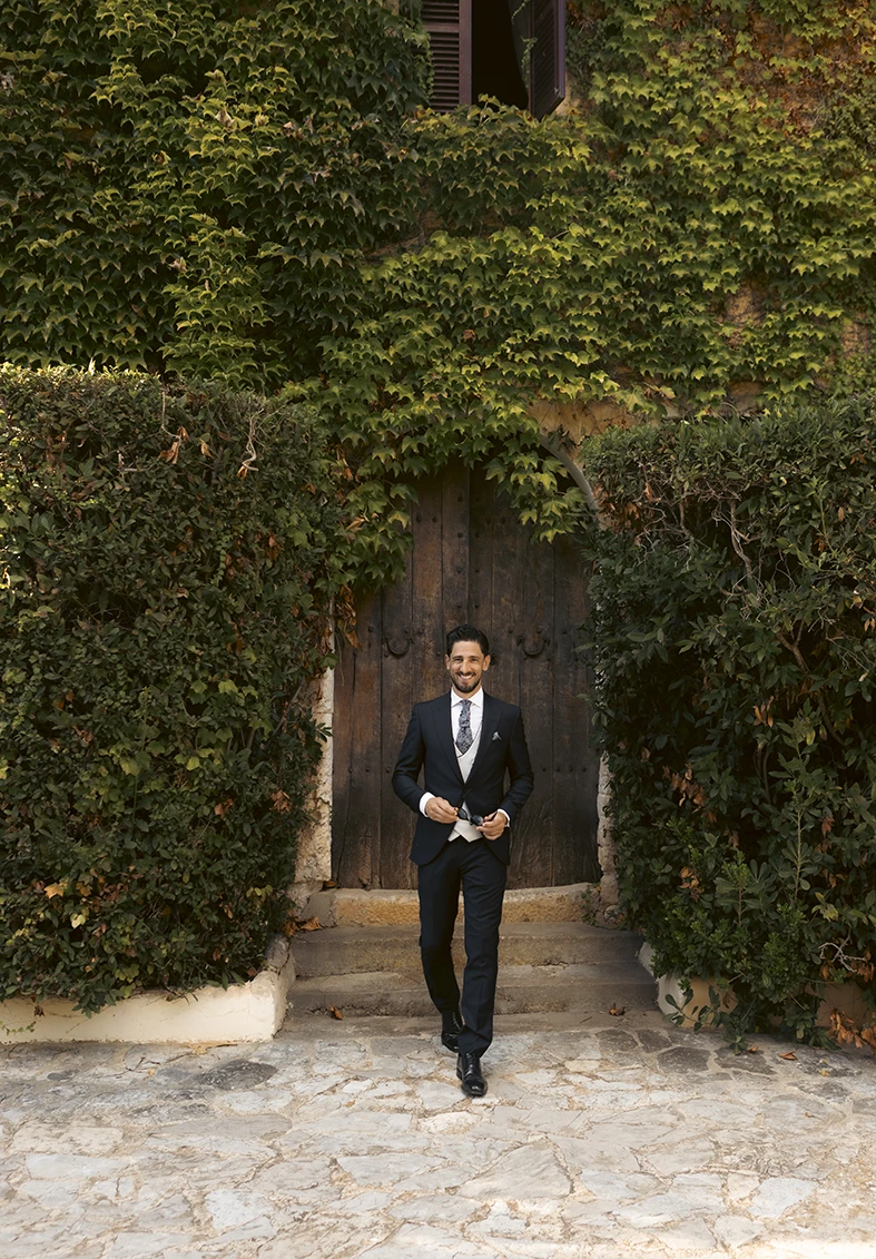 El novio caminando hacia la ceremonia desde la entrada de Finca Santa Cirga – Fotógrafo de bodas en Mallorca – Inma del Valle -.