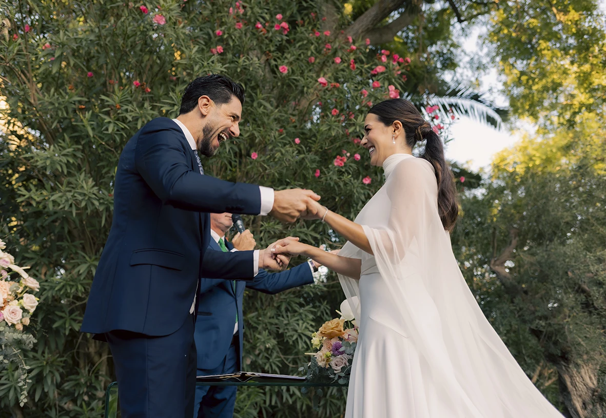 Novios intercambiando anillos entre risas en Finca Santa Cirga – Fotógrafo de bodas en Mallorca – Inma del Valle -.