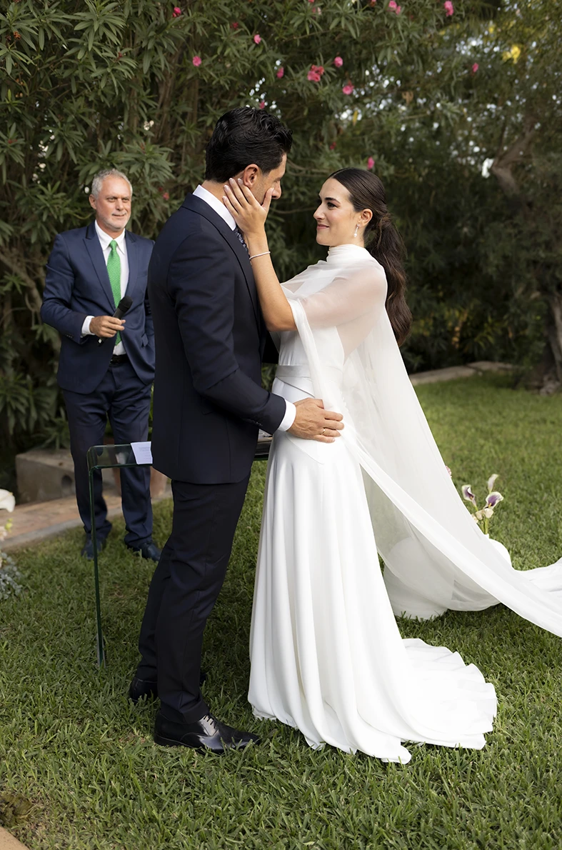 Novios mirándose emocionados durante la ceremonia en Finca Santa Cirga – Fotógrafo de bodas en Mallorca – Inma del Valle -.