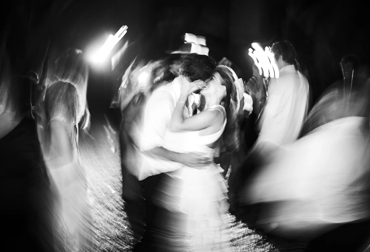 Beso artístico de los novios con efecto de movimiento – Fotógrafo de bodas en Mallorca – Inma del Valle.