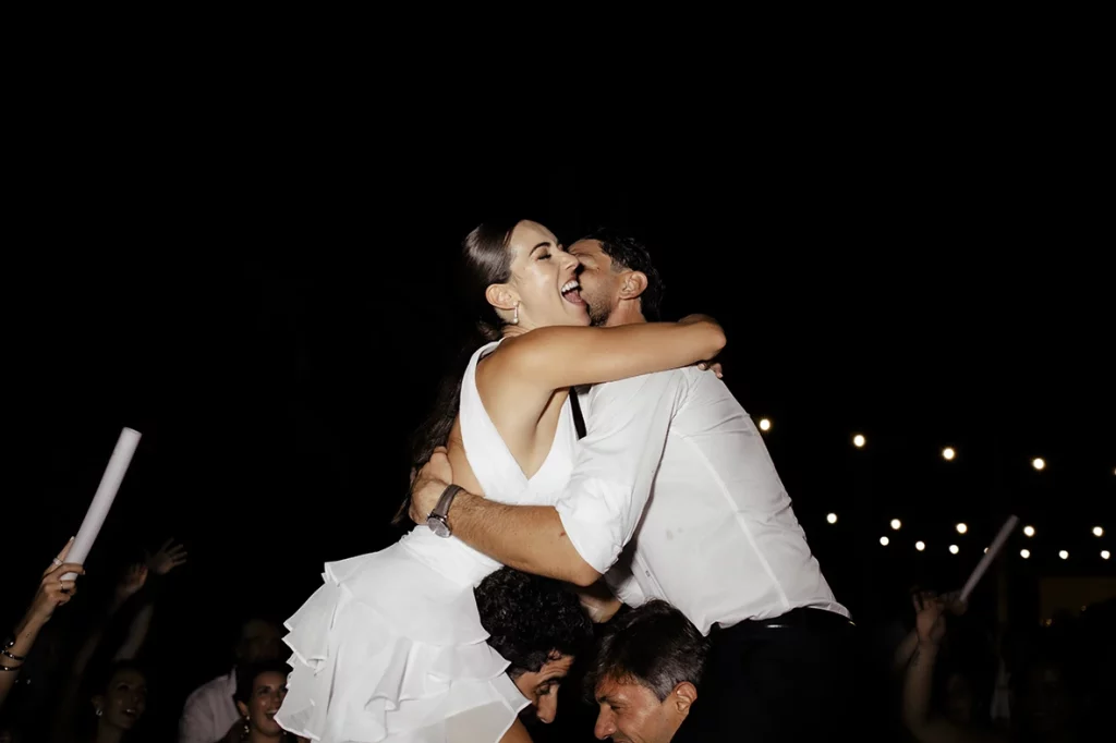 Novios abrazándose con alegría durante la fiesta – Fotógrafo de bodas en Mallorca – Inma del Valle.