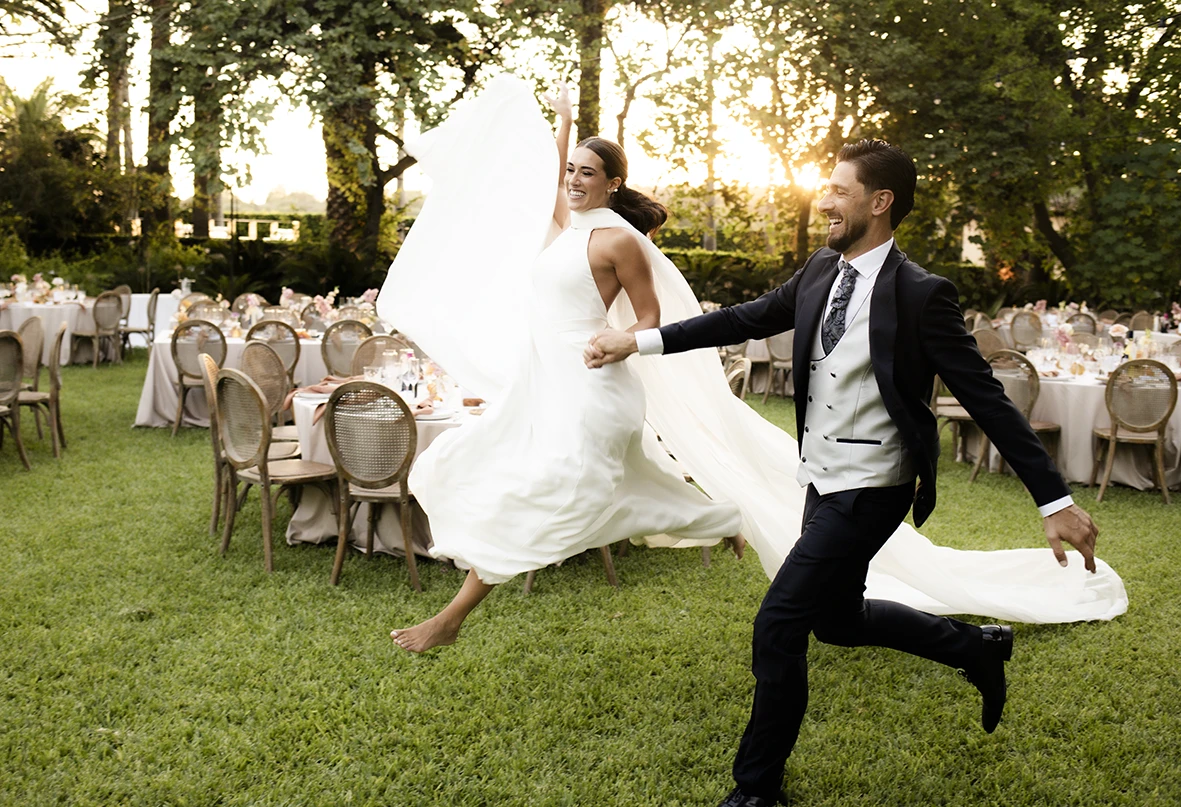 Novios corriendo felices por el jardín – Fotógrafo de bodas en Mallorca – Inma del Valle –
