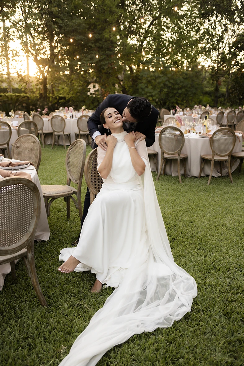 Novia sentada entre las mesas del banquete – Fotógrafo de bodas en Mallorca – Inma del Valle –.