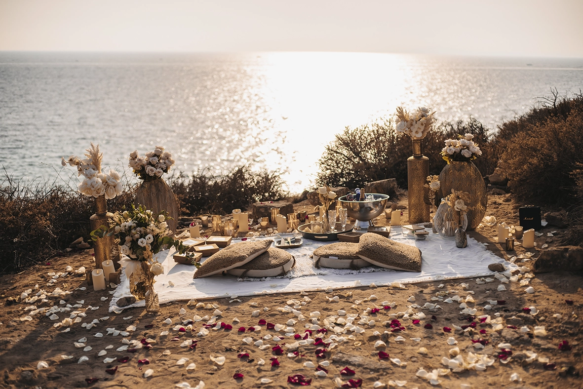 Romantic seaside setup at sunset prepared for a proposal, captured by a photographer for proposals in Mallorca.