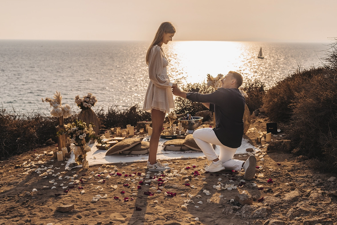 Man kneeling to propose at sunset by the sea, captured by a photographer for proposals in Mallorca.