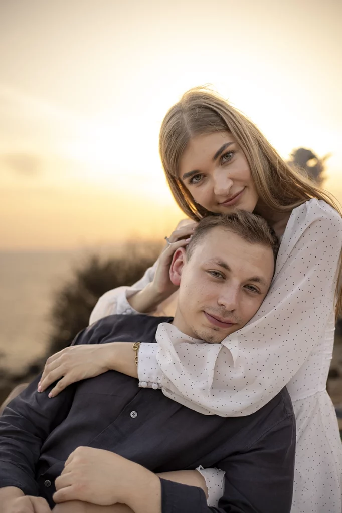 Pareja abrazada con ternura durante su pedida de mano en Mallorca al atardecer, captada por un fotógrafo para pedida de mano en Mallorca.