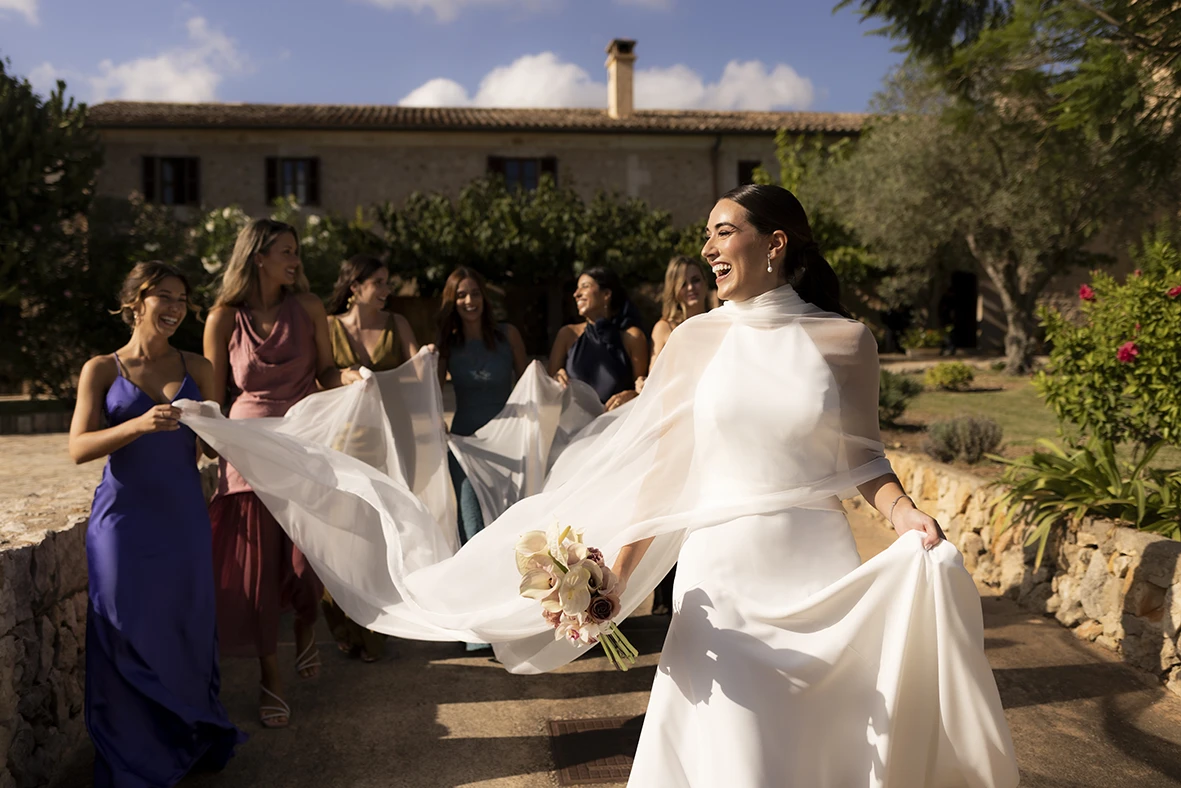 Bride walking with her bridesmaids – Wedding photographer in Mallorca – Inma del Valle –