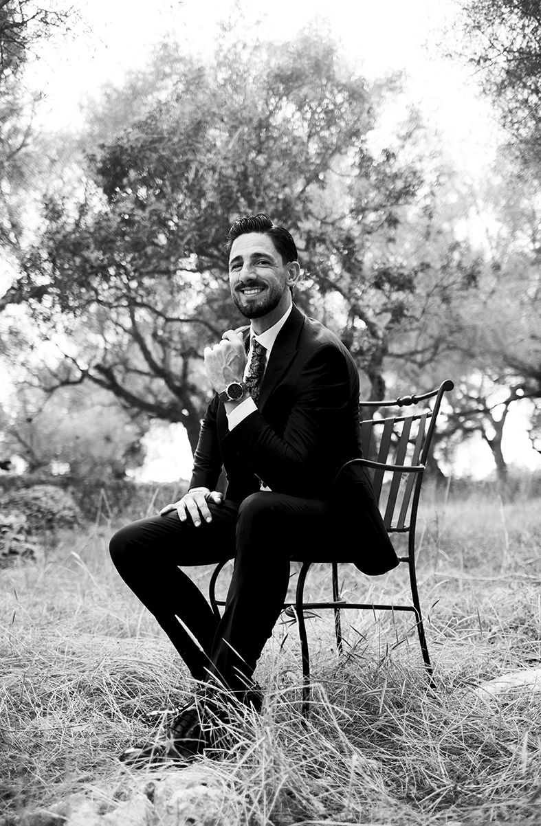 Elegant and smiling groom sitting in the garden – Wedding photographer in Mallorca – Inma del Valle –