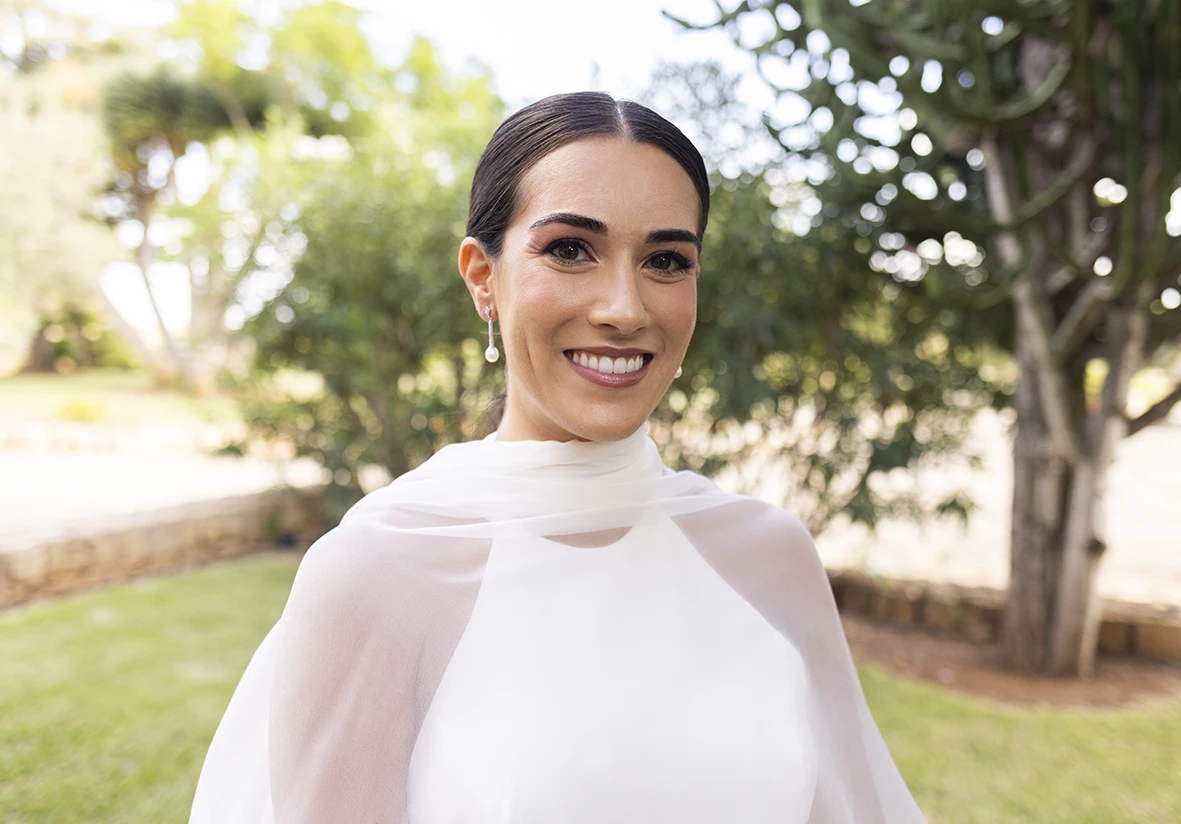 Close-up of the smiling bride with the natural backdrop of the estate – Wedding photographer in Mallorca – Inma del Valle -