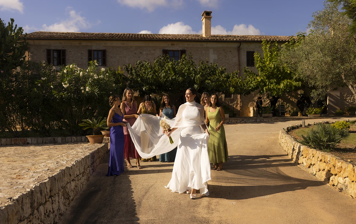 The smiling bride walks with her bridesmaids – Wedding photographer in Mallorca – Inma del Valle -