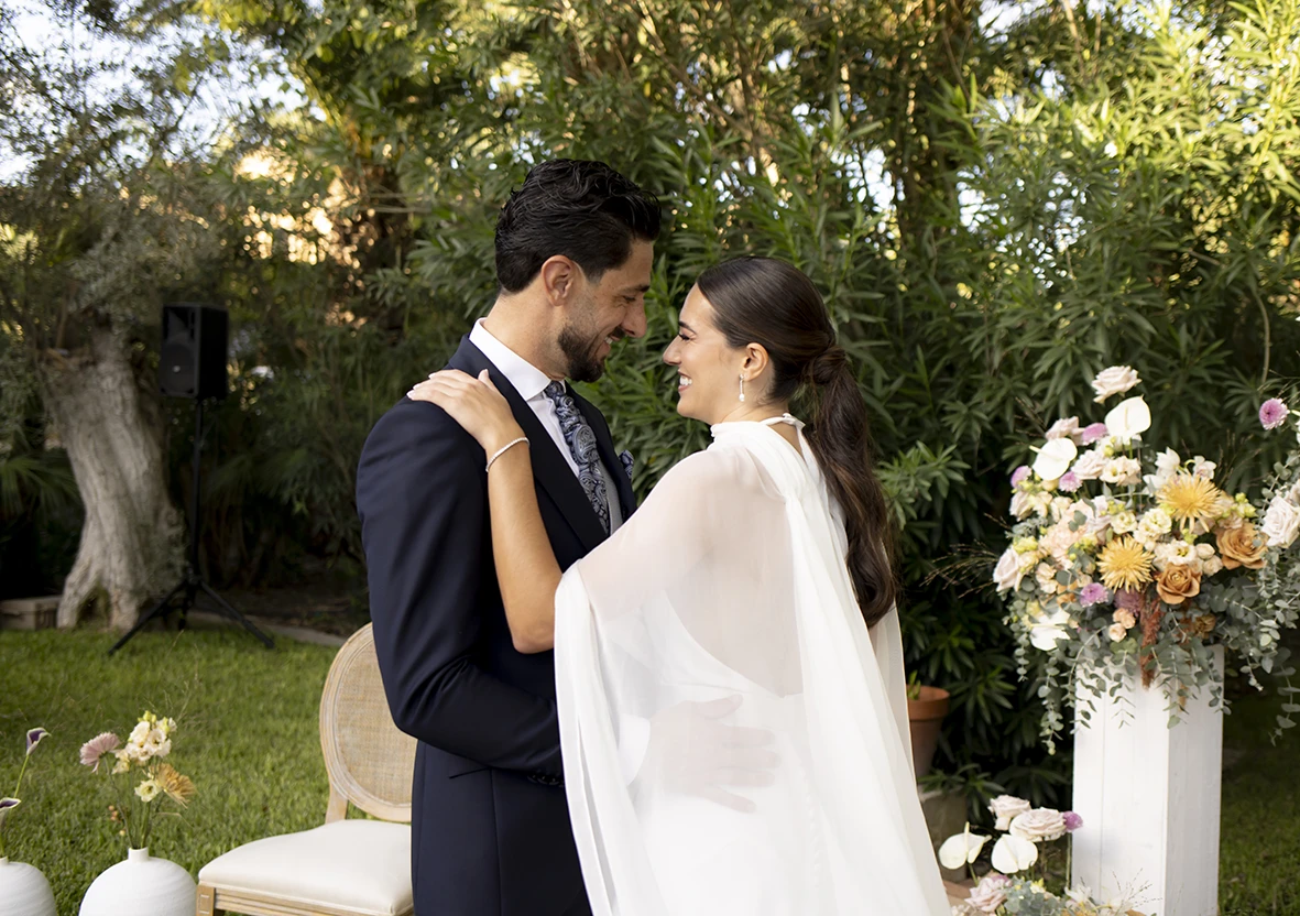 Bride and groom share a loving look at the altar – Wedding photographer in Mallorca – Inma del Valle -