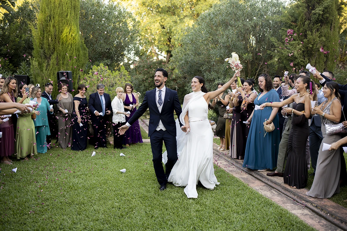 The couple celebrates their exit after the ceremony surrounded by applause – Wedding photographer in Mallorca – Inma del Valle -
