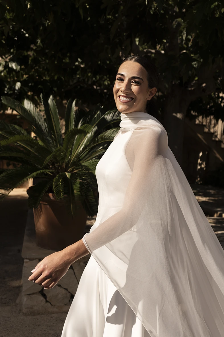 Bride walking with a big smile and her dress flowing in the sunlight – Wedding photographer in Mallorca – Inma del Valle -