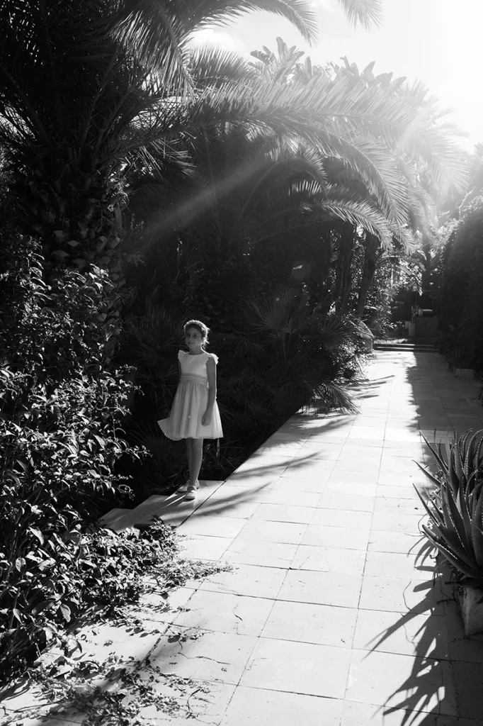 Little girl walking alone on a path surrounded by greenery – Wedding photographer in Mallorca – Inma del Valle -